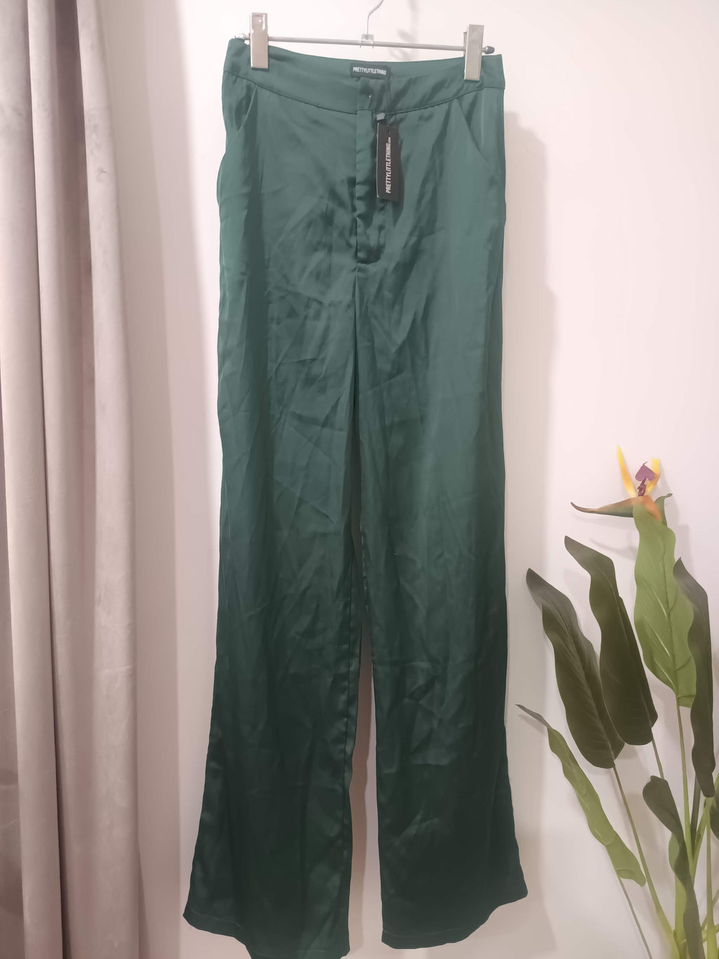 Pantaloni satin verde smarald wide-leg PrettyLittleThing - față