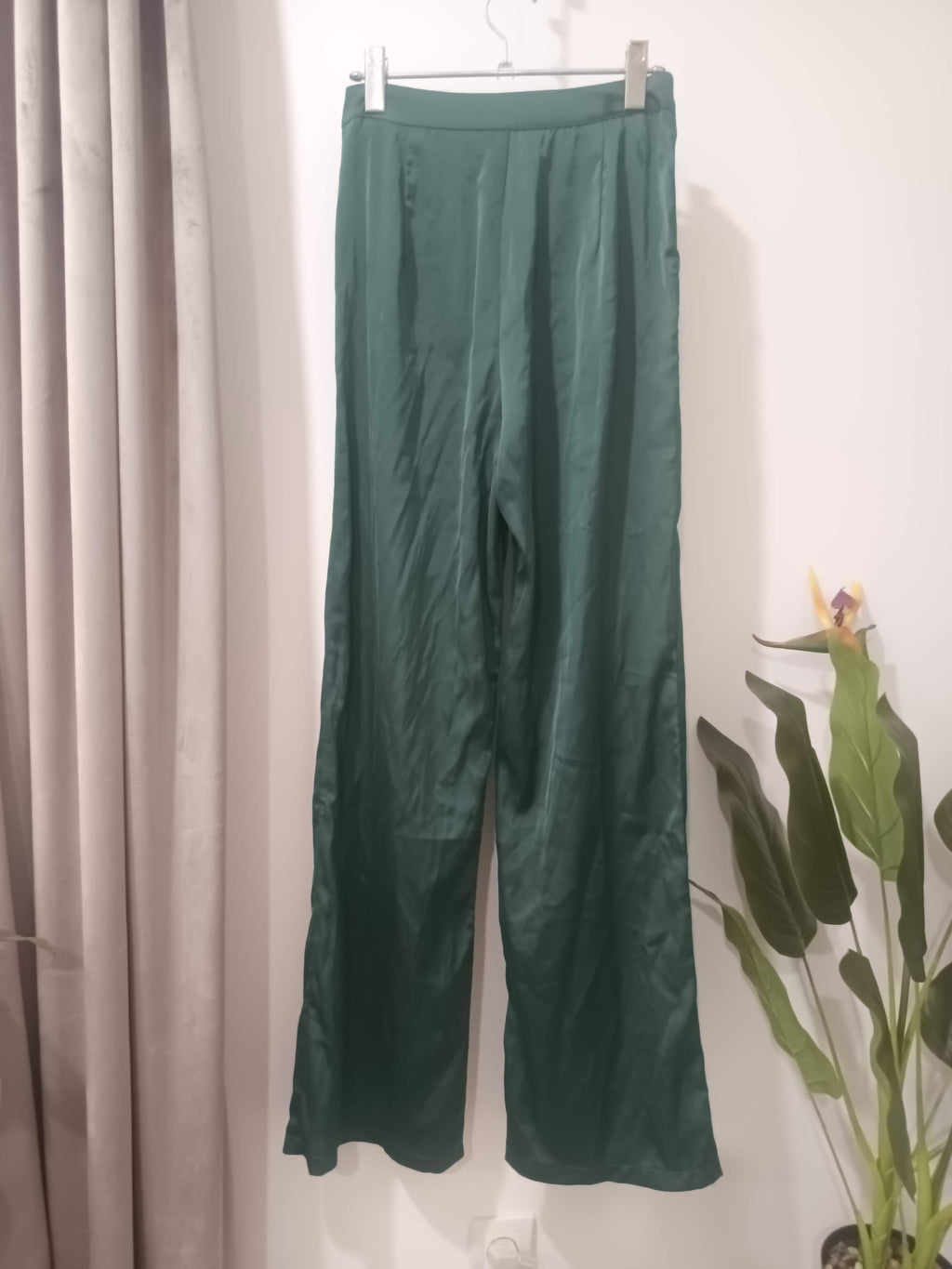 Pantaloni satin verde smarald wide-leg PrettyLittleThing - spate
