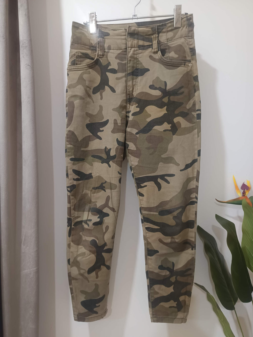 Pantaloni camuflaj army slim fit Bershka - față