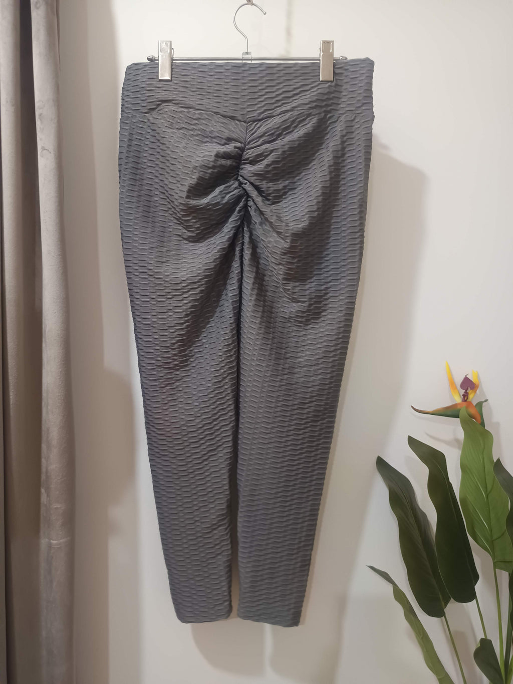 Leggings gri texturați scrunch butt MISO - spate