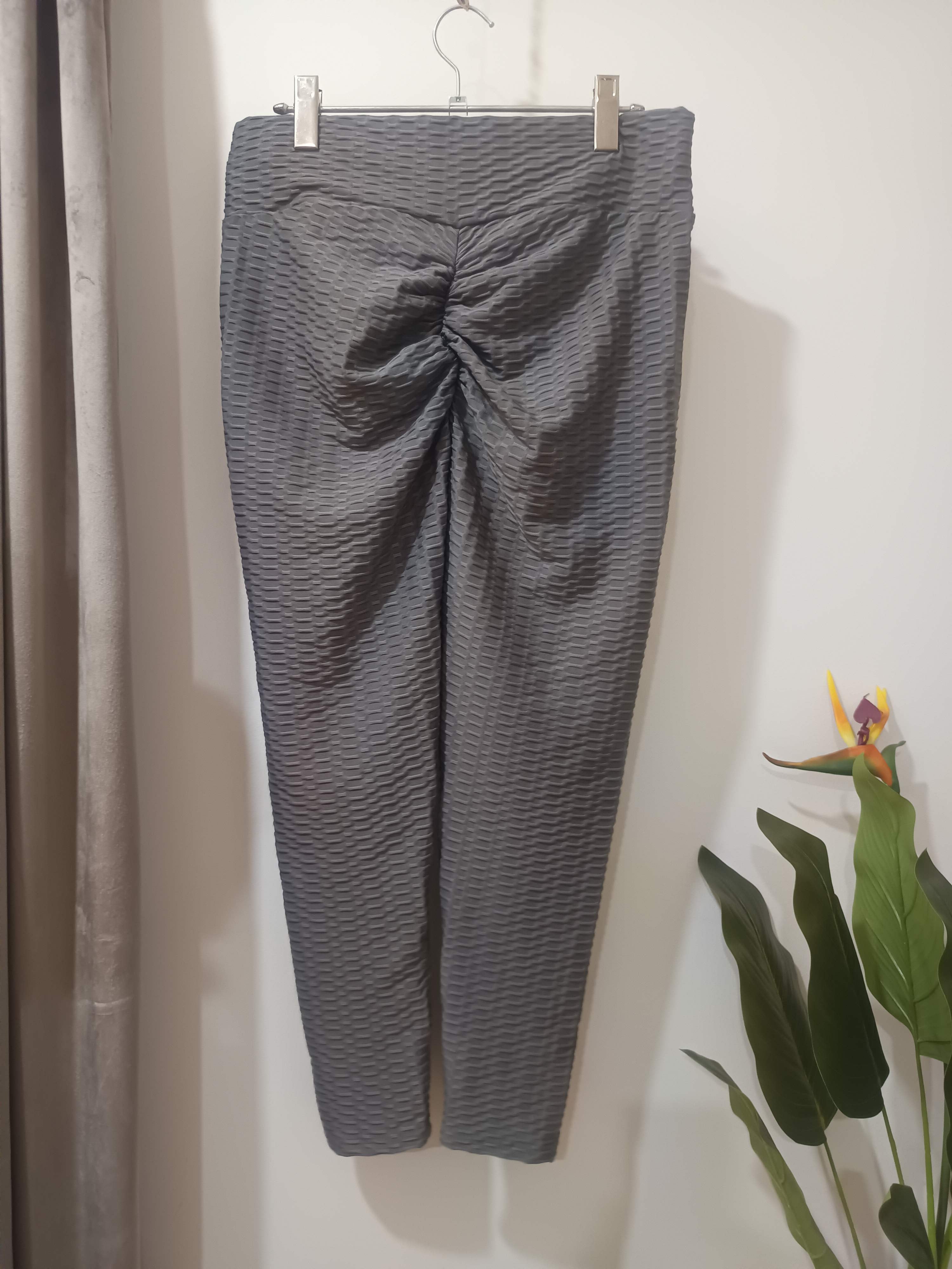 Leggings gri texturați scrunch butt MISO - spate