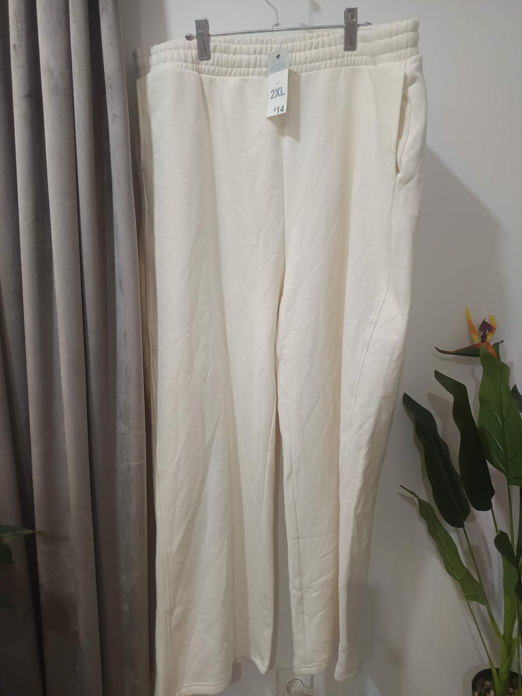 Pantaloni trening crem fleece Primark - față