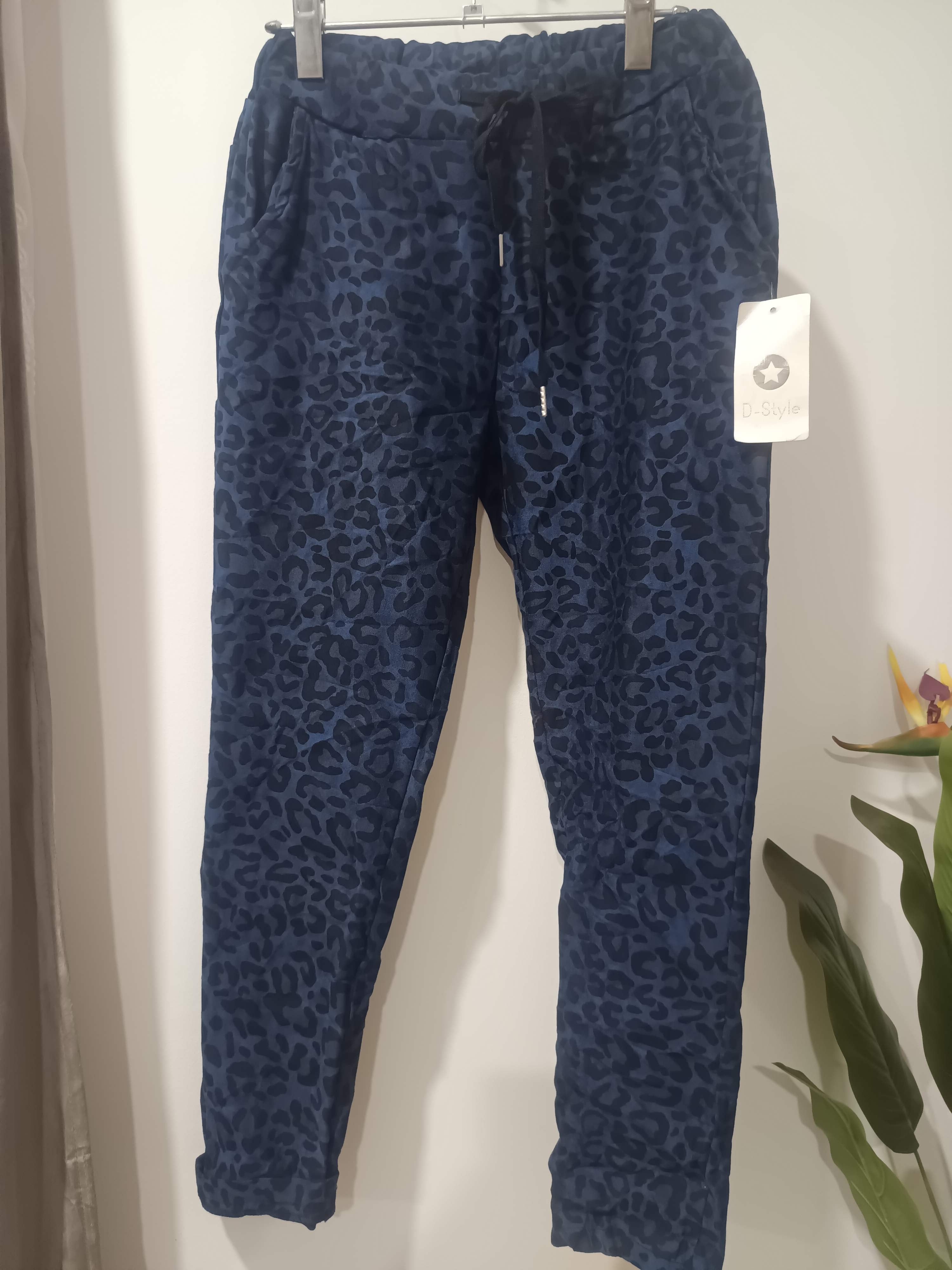 Pantaloni jogger bleumarin print leopard D-Style - față