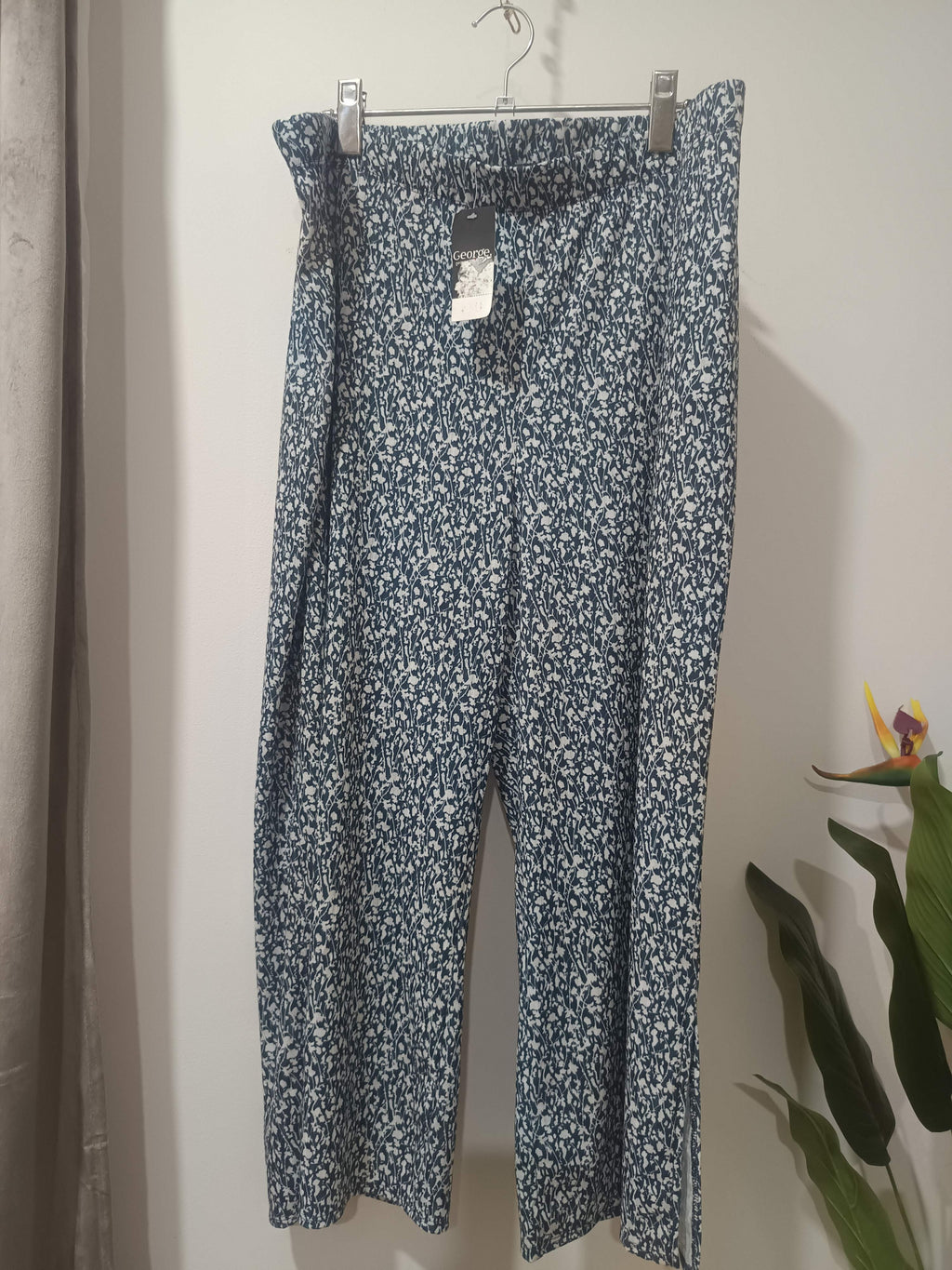 Pantaloni wide-leg fluizi bleumarin print floral George - față