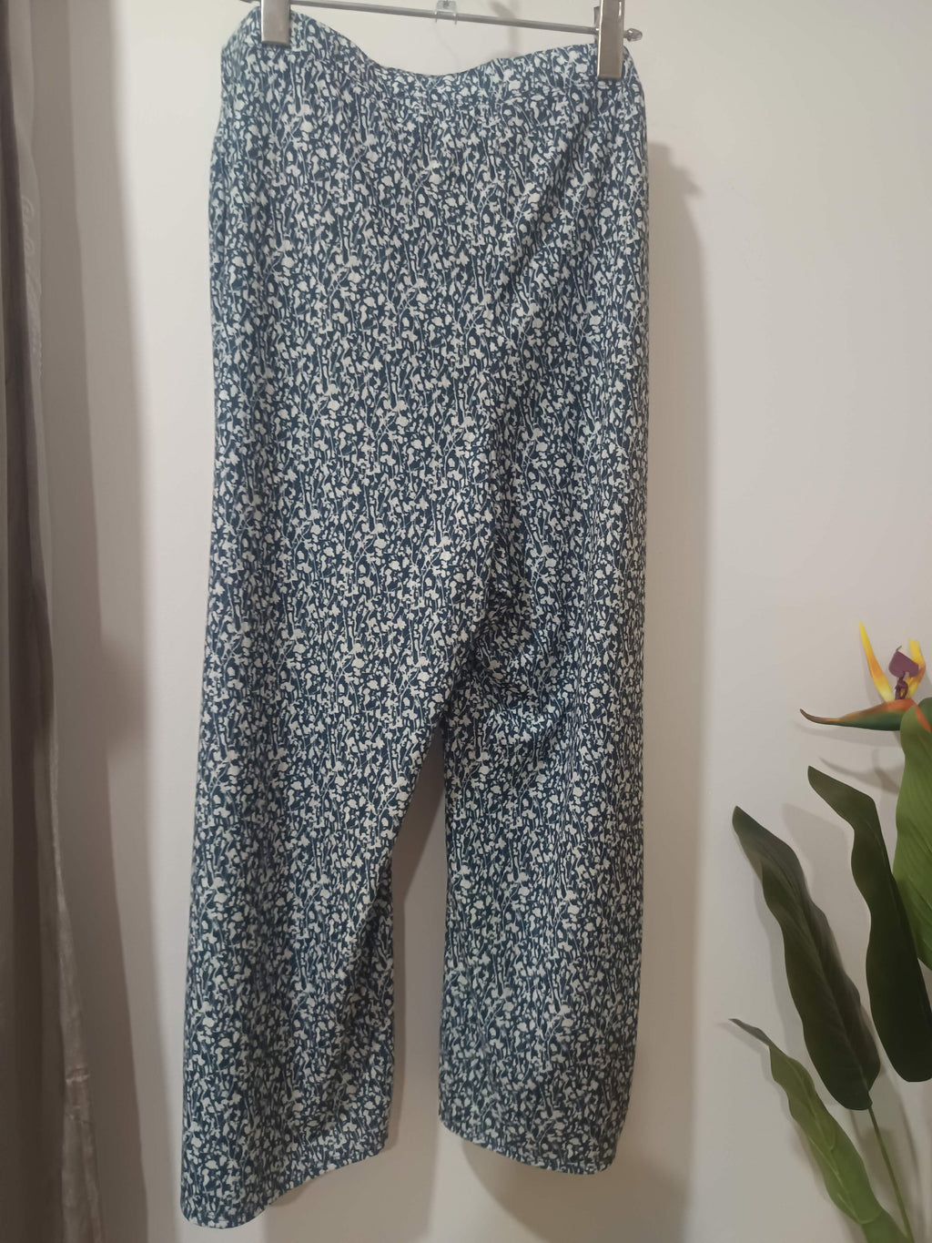 Pantaloni wide-leg fluizi bleumarin print floral George - spate
