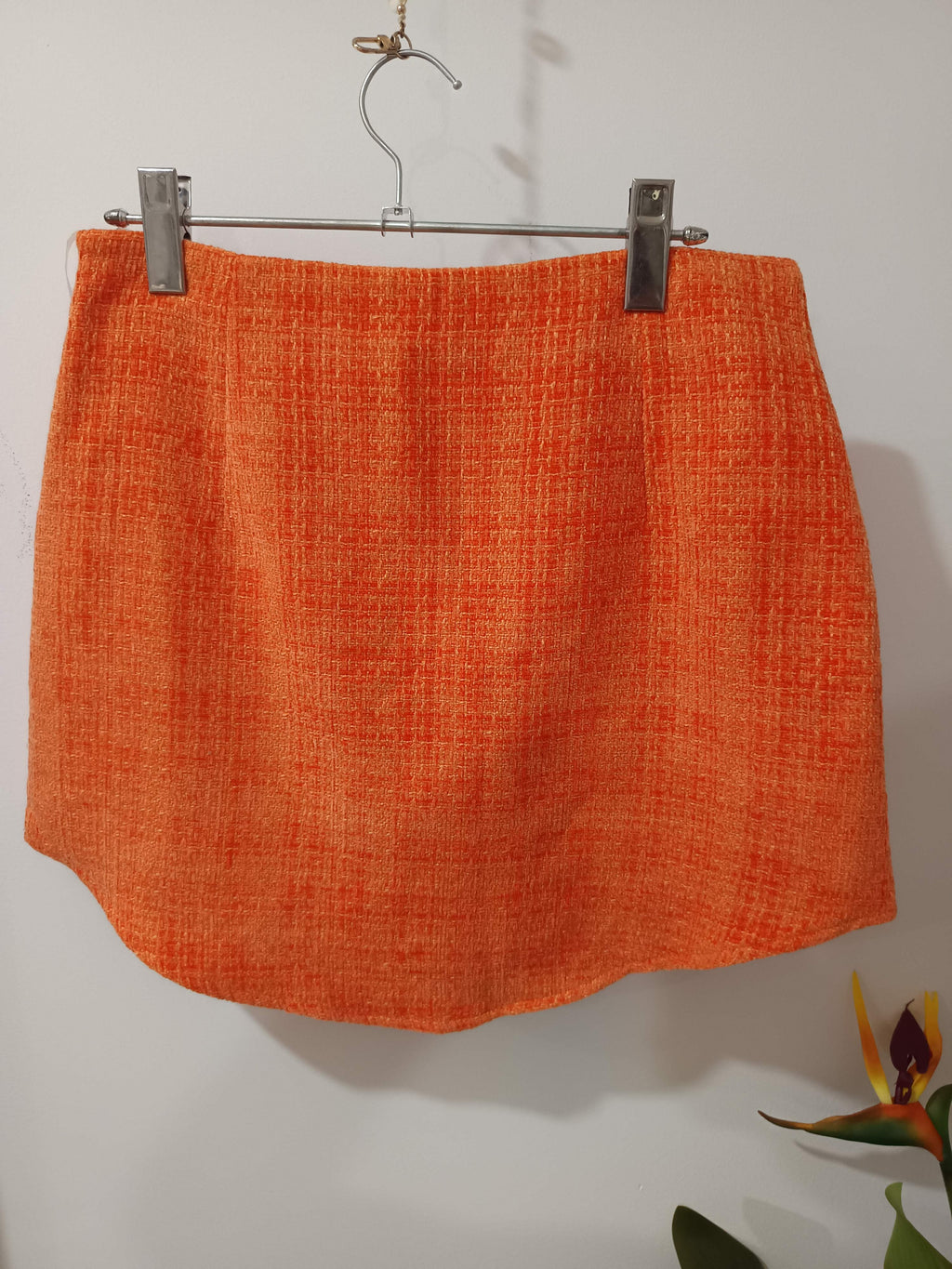 Fustă mini tweed portocaliu SHEIN x Maite Perroni - spate