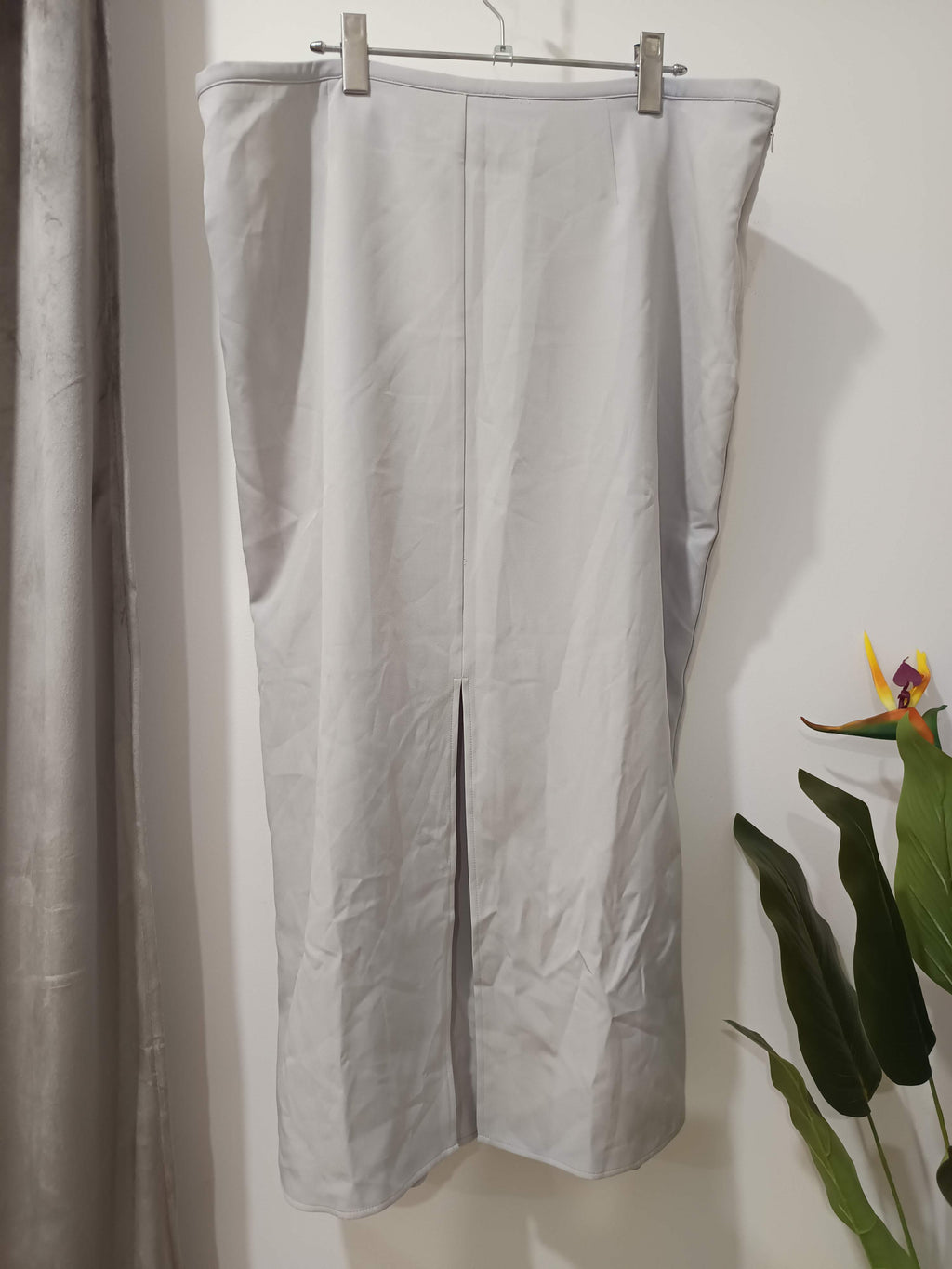 Fustă midi pencil gri lavandă Kaiia - spate cu șliț
