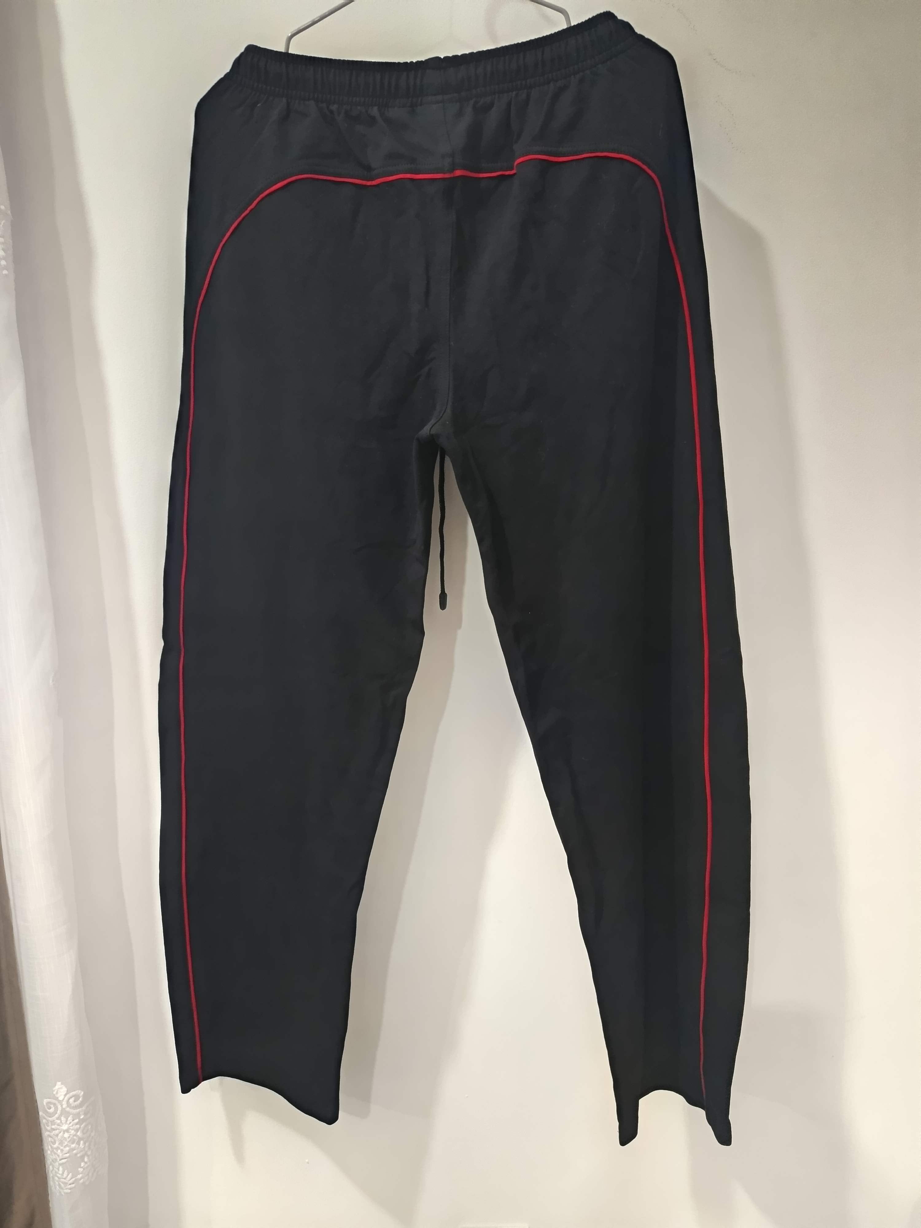 Pantaloni Sport Negri Vipușcă Roșie