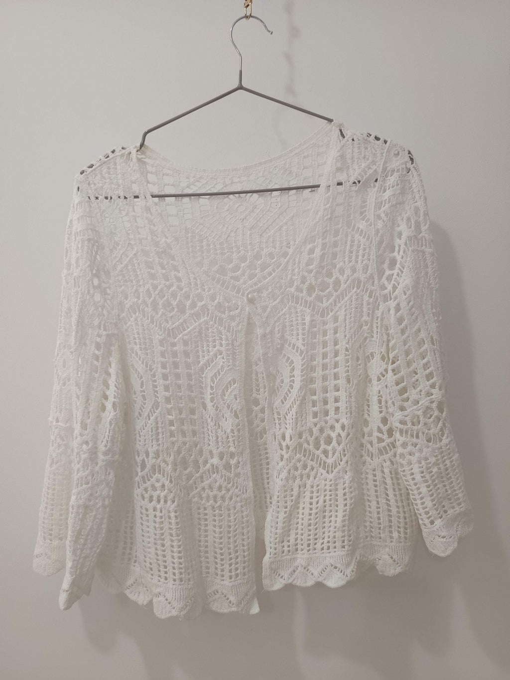 Top crochet alb ajurat floral față