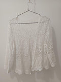 Top crochet alb ajurat floral față