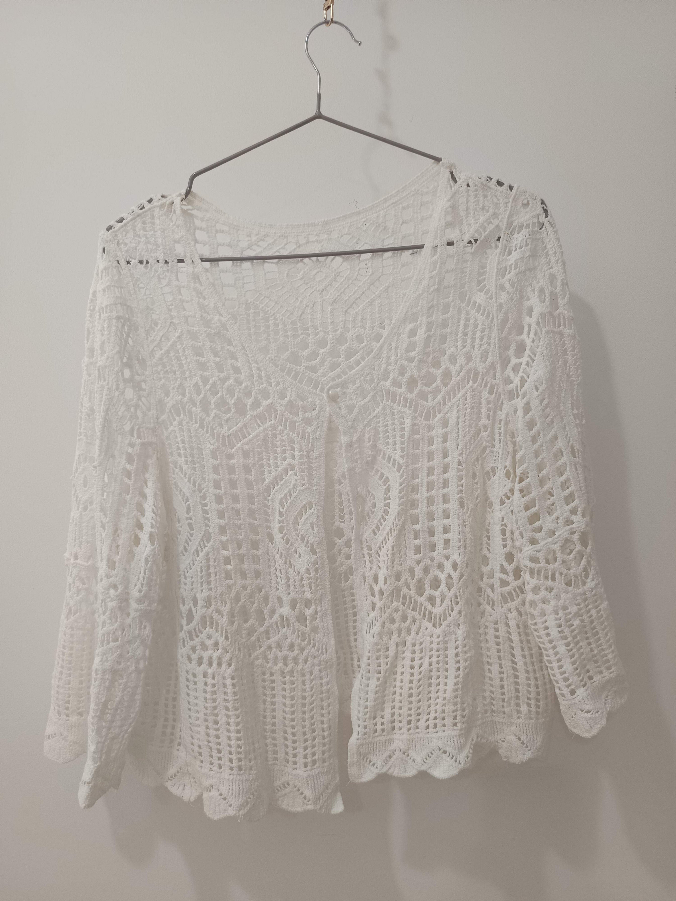 Top crochet alb ajurat floral față