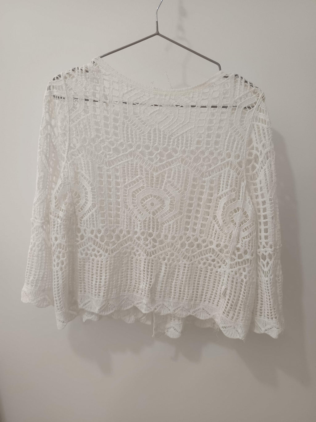 Top crochet alb ajurat floral spate