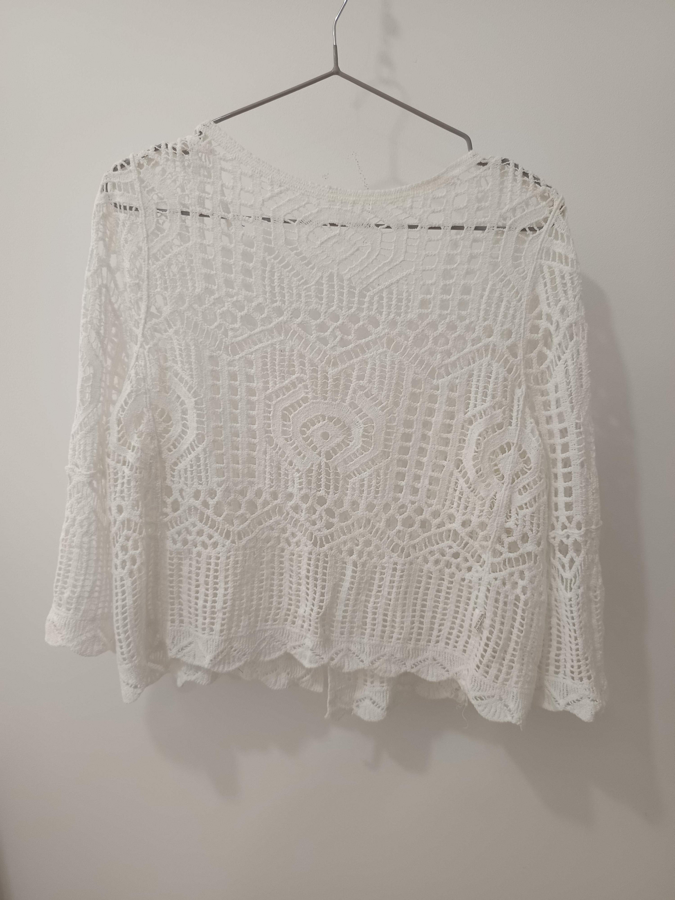 Top crochet alb ajurat floral spate