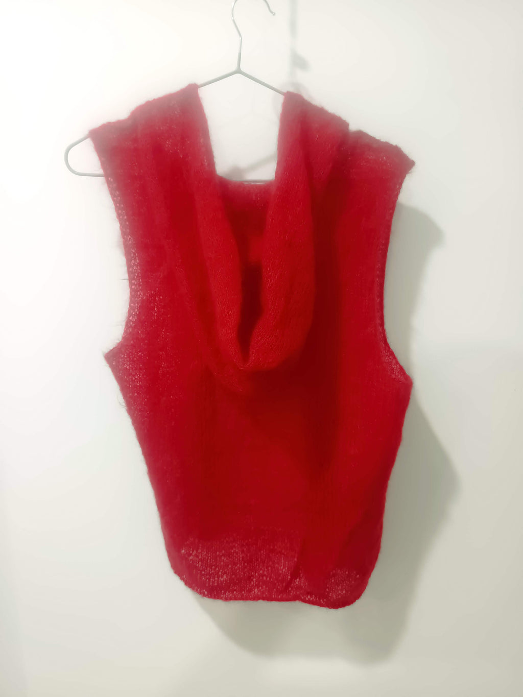 Vestă tricotată roșu open-front cowl spate