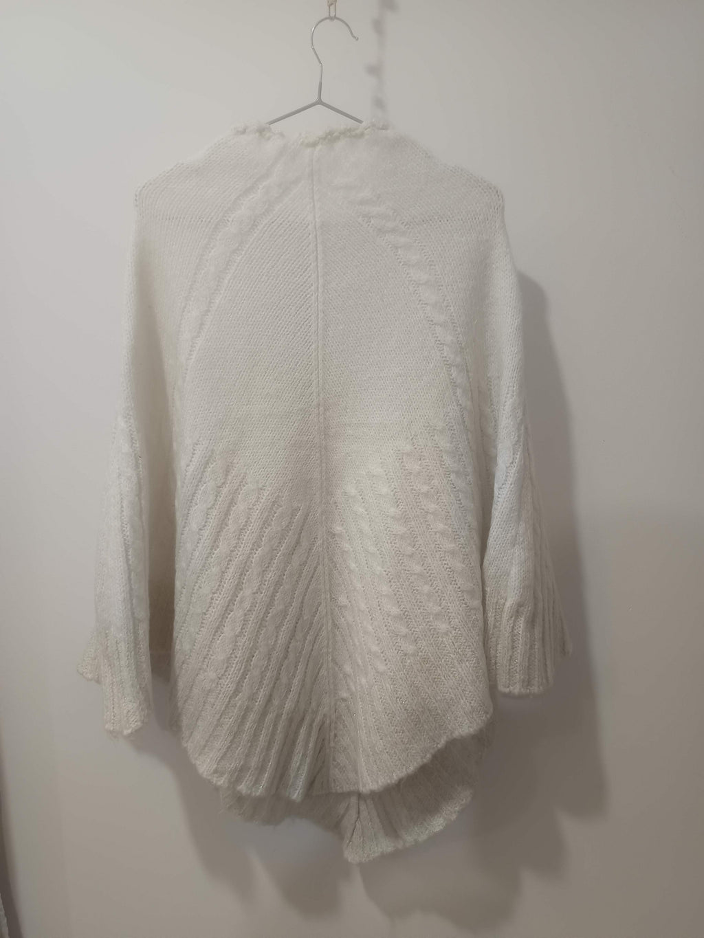 Poncho capă tricotată crem ivory bias-knit spate
