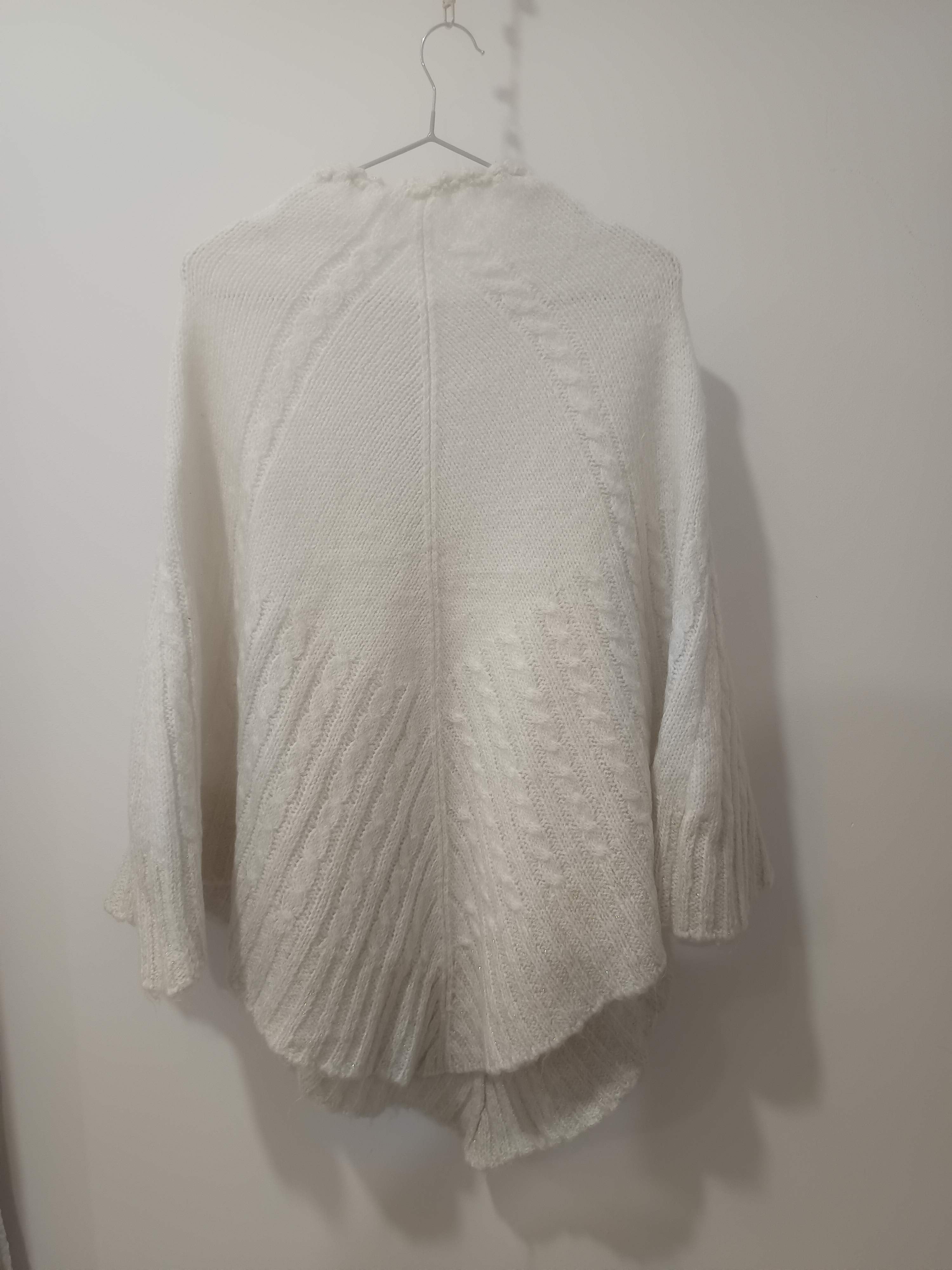 Poncho capă tricotată crem ivory bias-knit spate