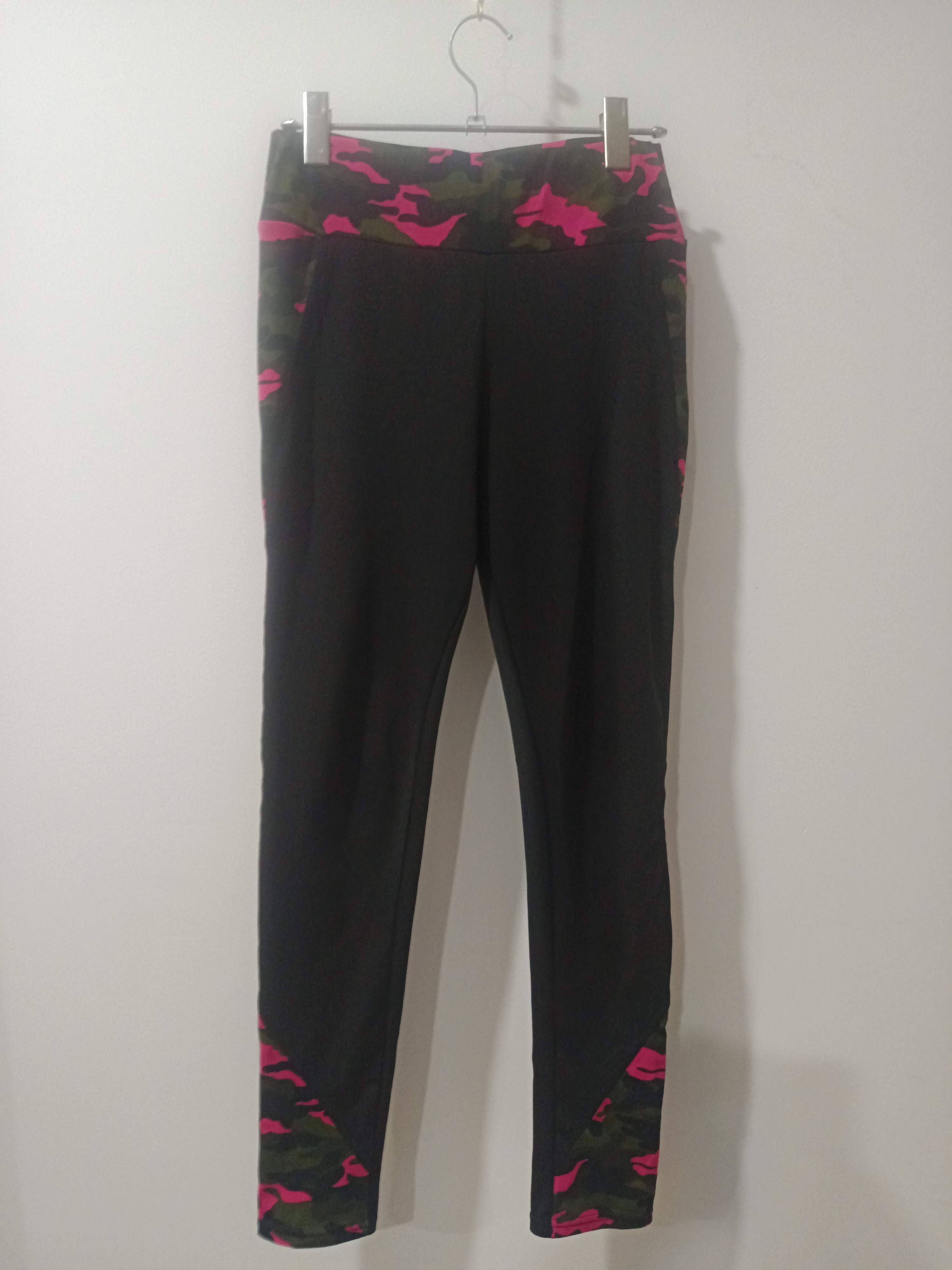 Colani sport negru camuflaj roz fuchsia high-waist față