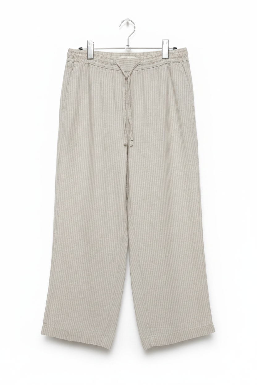 Pantaloni in față fundal alb
