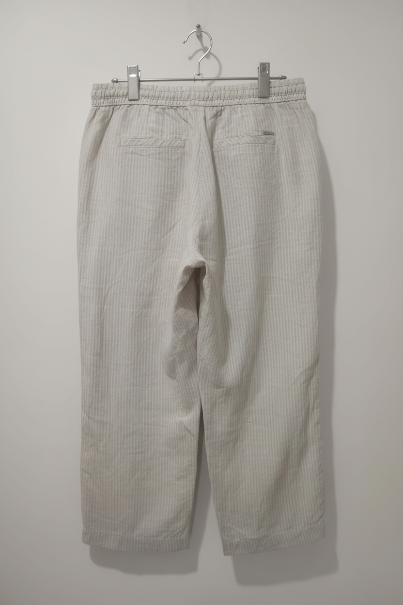 Pantaloni in spate fundal alb