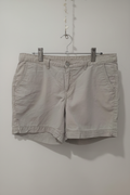 Pantaloni scurți chino față fundal alb