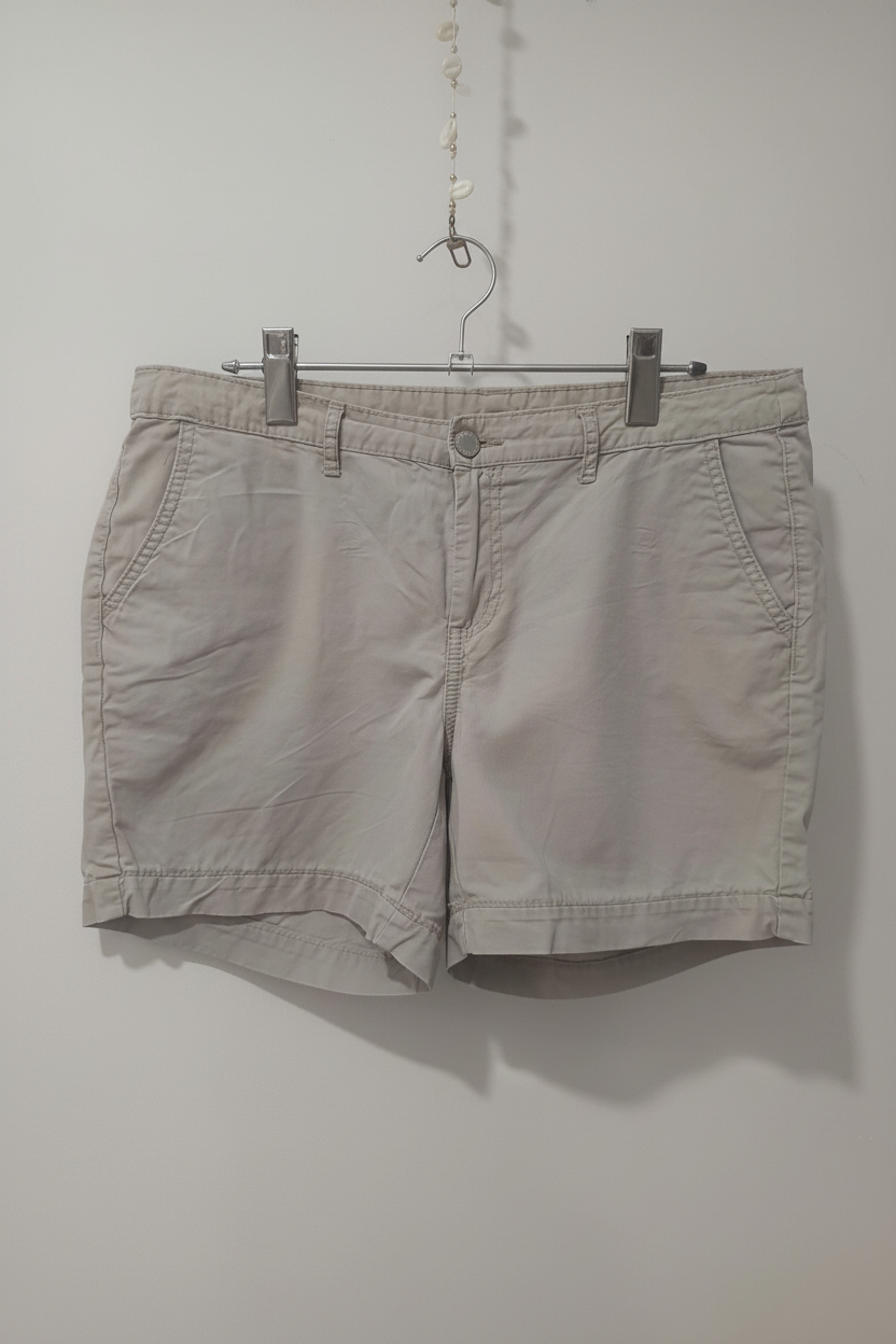 Pantaloni scurți chino față fundal alb