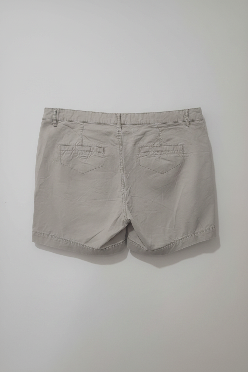 Pantaloni scurți chino spate fundal alb