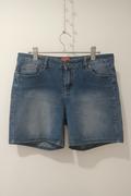 Pantaloni scurți denim față fundal alb