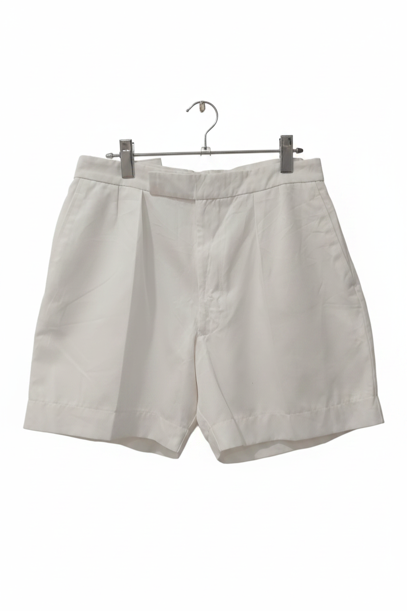 Pantaloni scurți Mans față fundal alb