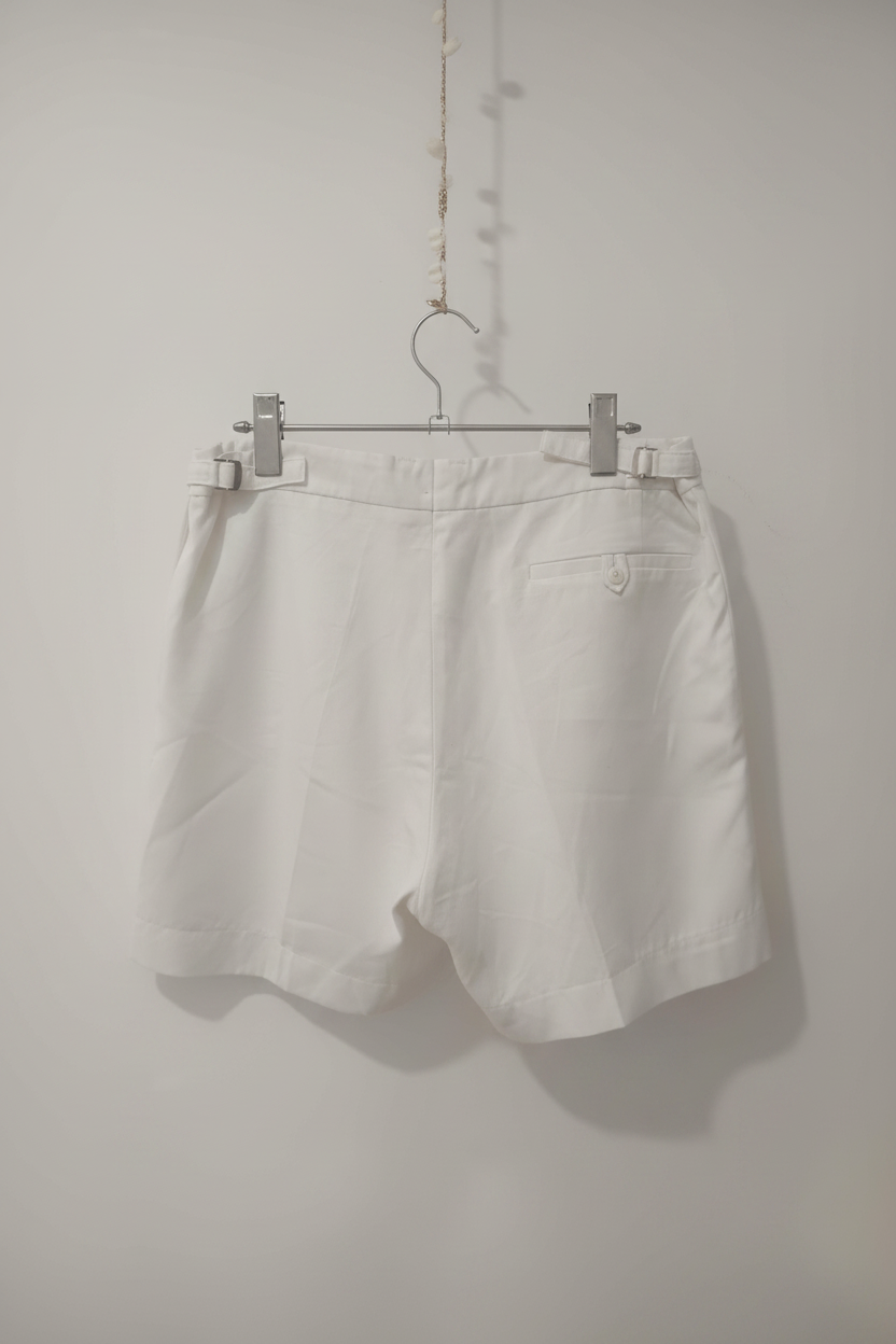 Pantaloni scurți Mans spate fundal alb