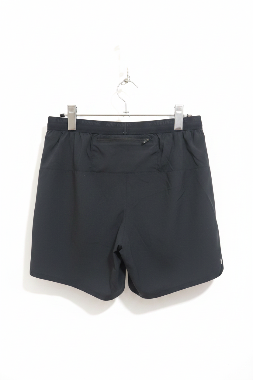 Pantaloni scurți Nike spate fundal alb