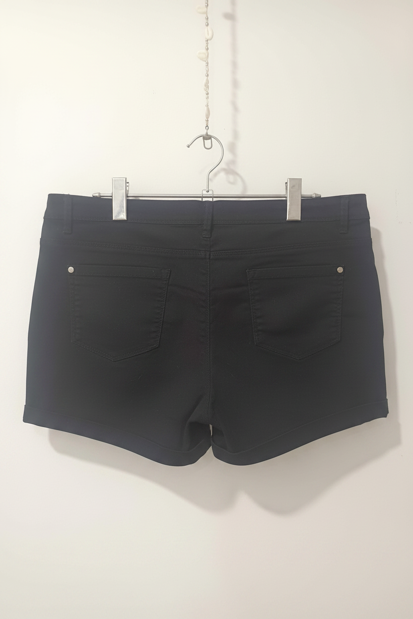 Pantaloni scurți Piazza Italia spate fundal alb