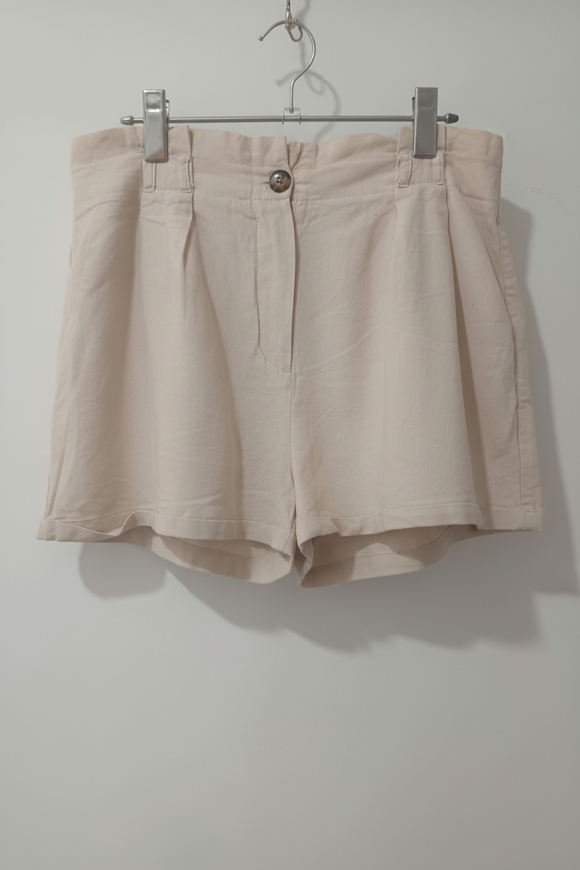 Pantaloni scurți Primark față fundal alb