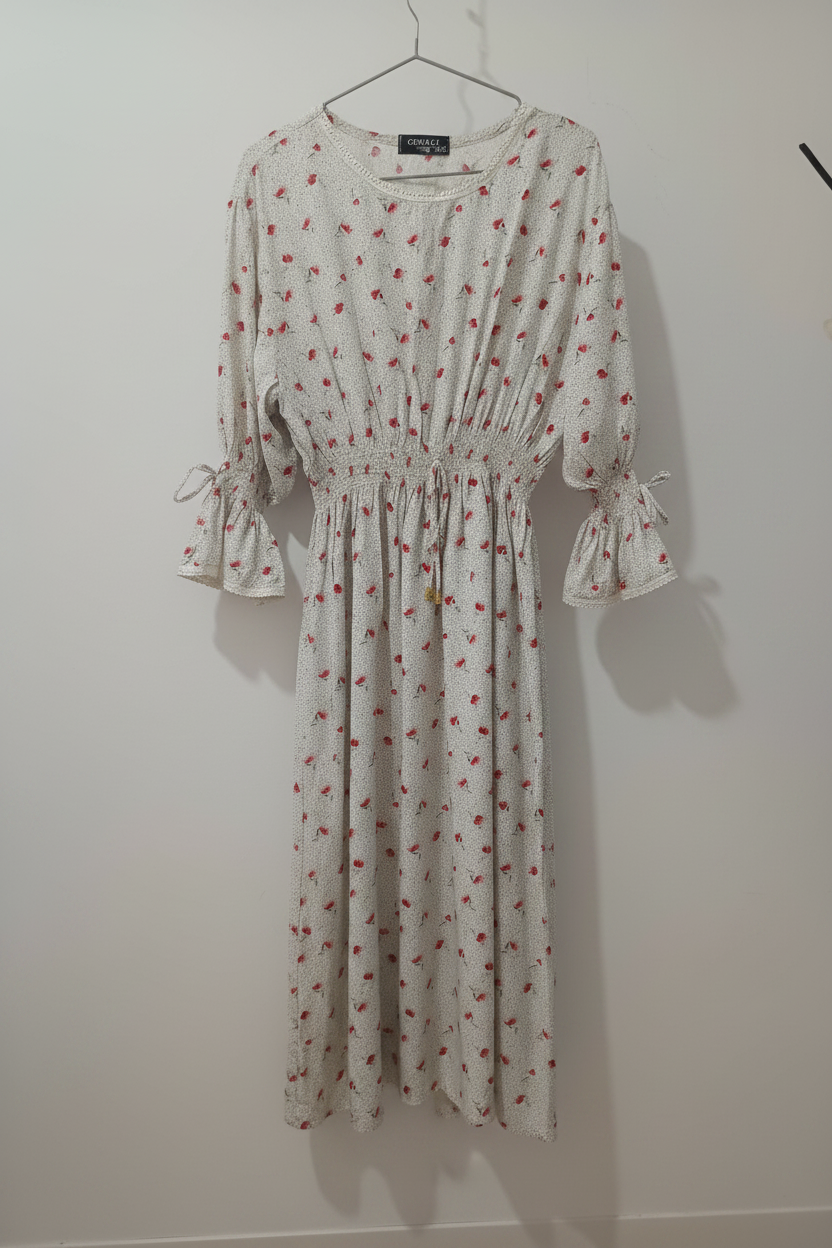 Rochie Ovbaili față fundal alb