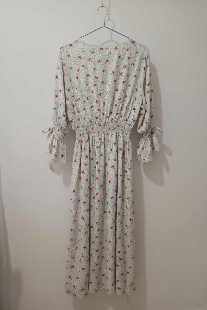 Rochie Ovbaili spate fundal alb