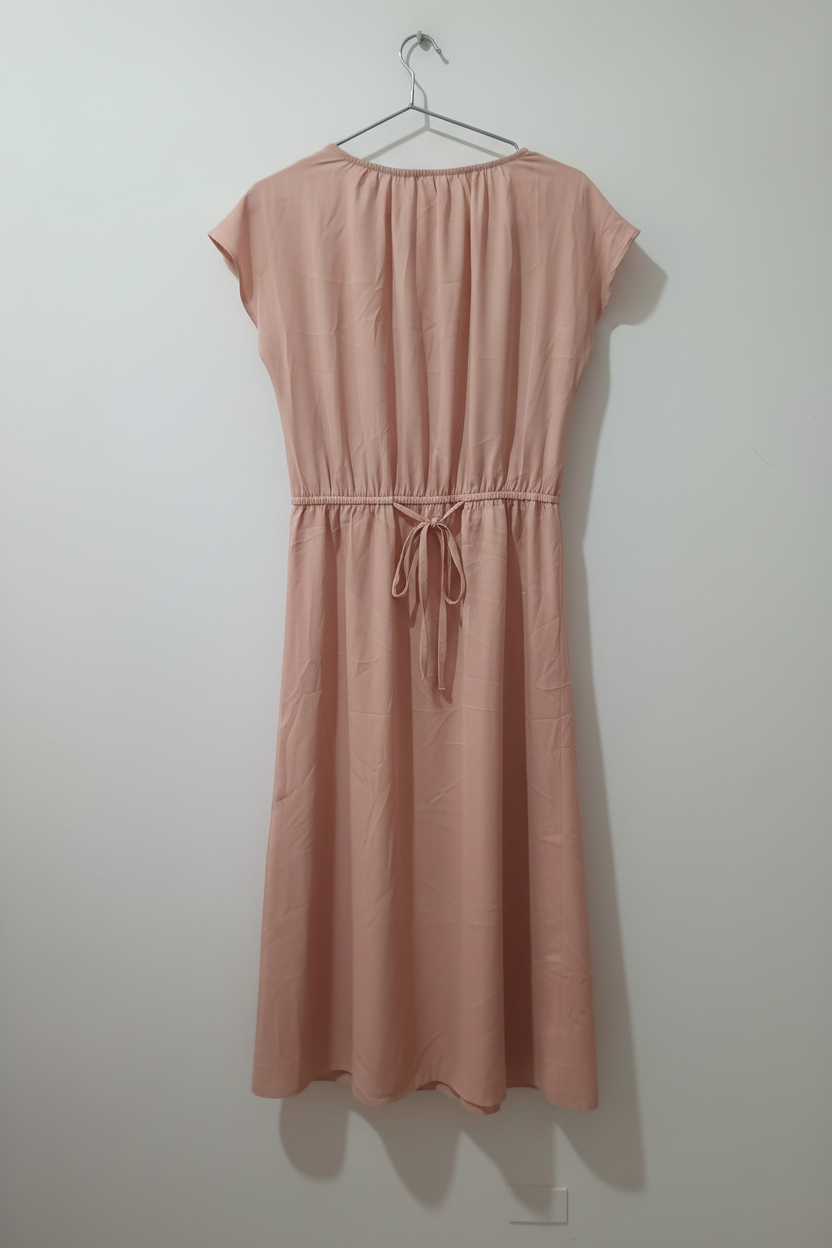 Rochie Redtag spate fundal alb