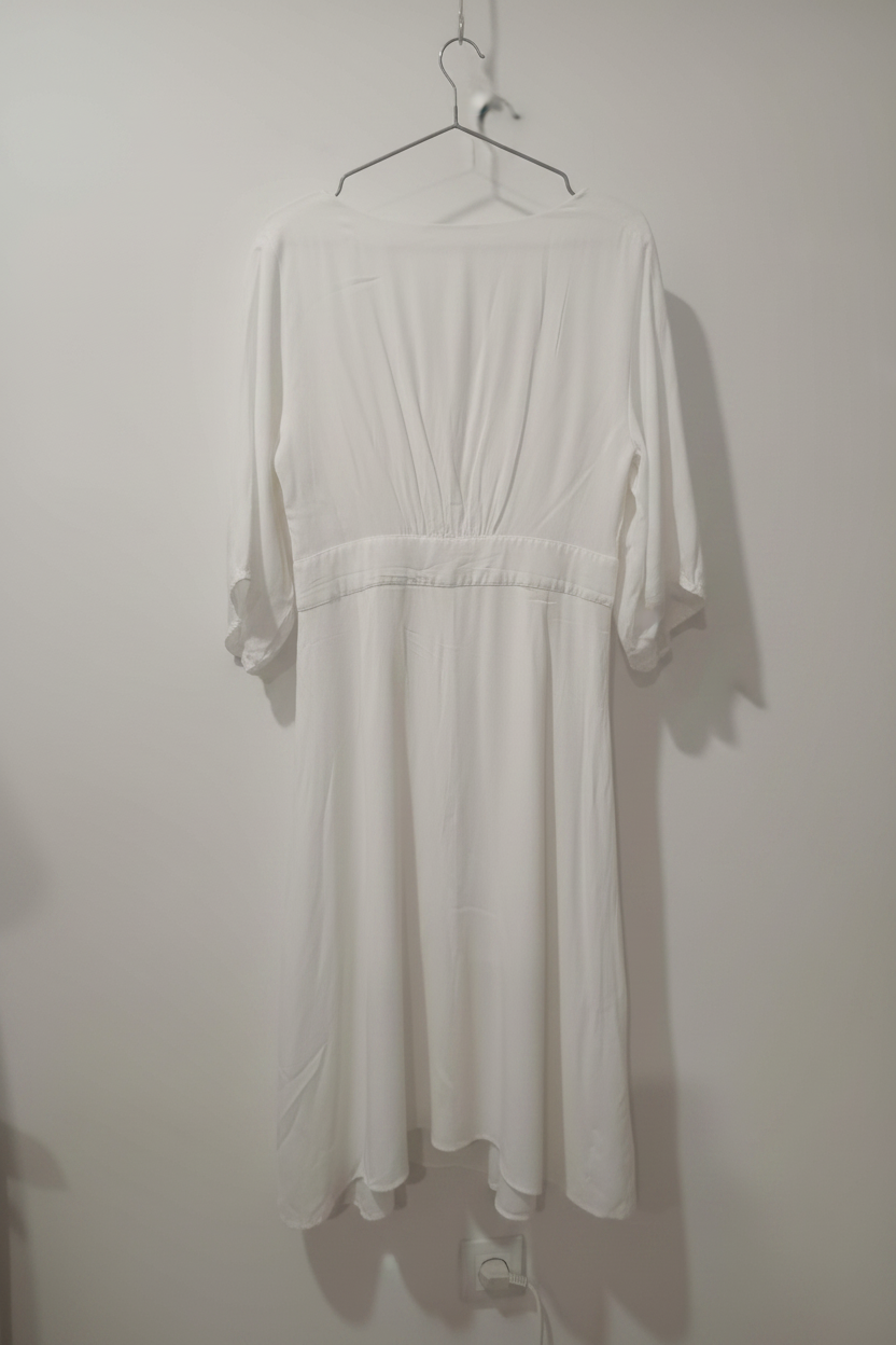 Rochie SASS spate fundal alb